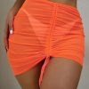 Mini jupe de plage orange transparente à lacet.